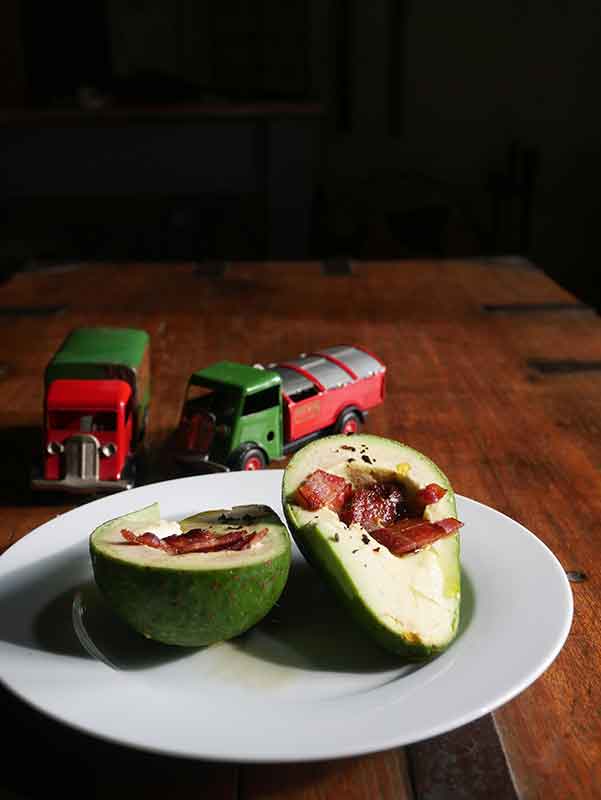 Avocado with vinaigrette and crispy bacon