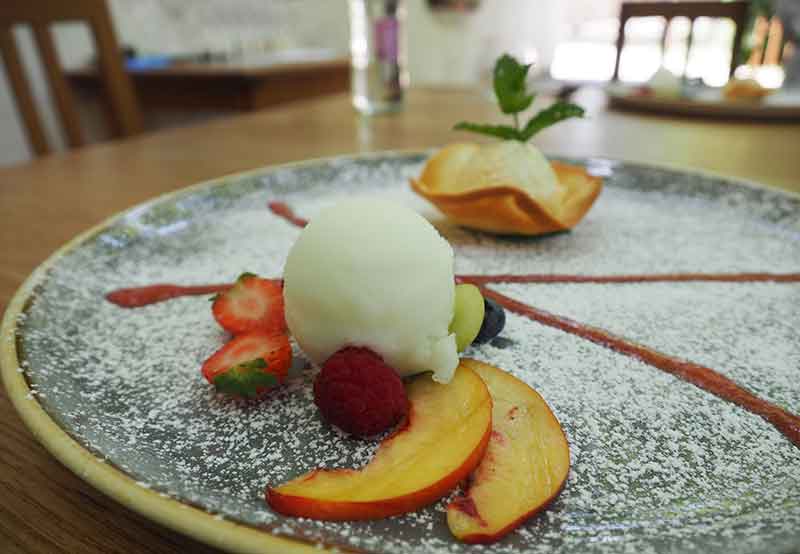 Ice cream with elderfower sorbet