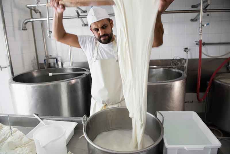 Lifting and pulling the mozzarella