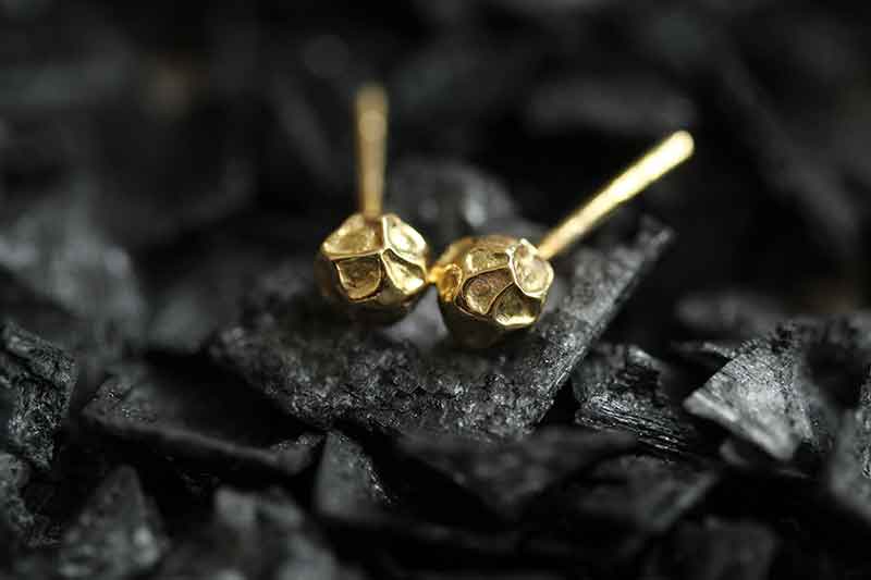 Fabulous Astratelli solid gold earrings use a mould made from a peppercorn.