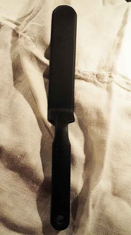 Long,, straight spatula for smoothing down cake icing